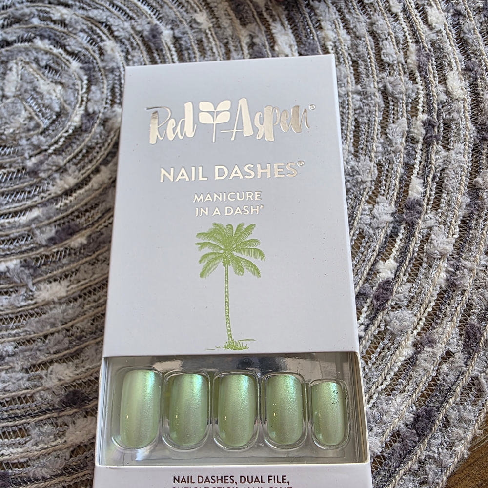Red Aspen Green Nail Dashes